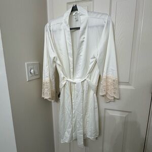 ✨ A&F Bridal Style Satin Robe with Lace Trim